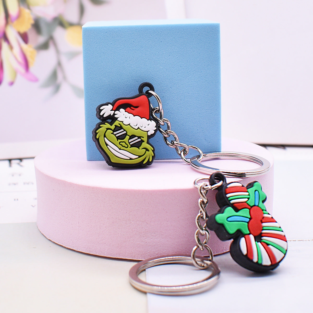 Wholesale Random 100pcs Cartoon Christmas Tree Gingerbread Man Keychain